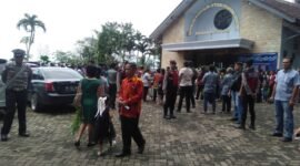 Personel Polres Pringsewu saat sedang melakukan penjagaan Ibadah Minggu Palma di Gereja Katolik Stasi Bunda Maria, Pringsewu, Minggu (13/4/2025), Foto: Reza/NK.