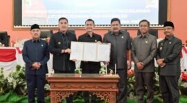 Rapat paripurna penyampaian rekomendasi atas LKPJ Bupati Pesawaran tahun 2024 di ruang sidang DPRD, Senin (14/4/2025), Foto: Soheh/NK.