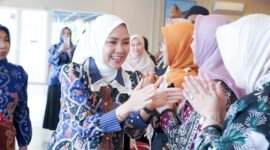 Purnama Wulan Sari Mirza bersama Jajaran DWP Provinsi Lampung pada acara halal bihalal di Saung Desa, Senin (14/4/2025), Foto: Diskominfotik Provinsi Lampung.