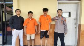 Dua pelaku penggelapan motor inisial JS (18) dan RS (24) saat diamankan oleh Polres Pringsewu Kota, Selasa (14/4/2025), Foto: Reza/NK.