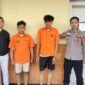 Dua pelaku penggelapan motor inisial JS (18) dan RS (24) saat diamankan oleh Polres Pringsewu Kota, Selasa (14/4/2025), Foto: Reza/NK.