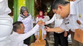 Polres dan Koperindag Pringsewu saat melakukan pengecekan takaran minyak goreng di Pasar Srinongko, Kelurahan Pringsewu Utara, Rabu (16/4/2025), Foto: Reza/NK.