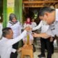 Polres dan Koperindag Pringsewu saat melakukan pengecekan takaran minyak goreng di Pasar Srinongko, Kelurahan Pringsewu Utara, Rabu (16/4/2025), Foto: Reza/NK.