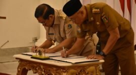 Gubernur Lampung, Rahmat Mirzani Djausal saat menandatangani MoU bersama Pemprov DKI Jakarta di Balai Kota DKI Jakarta, Selasa (15/4/2025), Foto: Diskominfotik Provinsi Lampung.