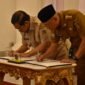 Gubernur Lampung, Rahmat Mirzani Djausal saat menandatangani MoU bersama Pemprov DKI Jakarta di Balai Kota DKI Jakarta, Selasa (15/4/2025), Foto: Diskominfotik Provinsi Lampung.