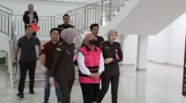 Penetapan tersangka berinisial EY atas kasus korupsi Dinas PPKB, Rabu (16/4/2025), Foto: Arie/NK.
