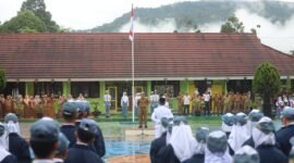 Bupati Lampung Barat, Parosil Mabsus saat menjadi pembina upacara mingguan di SMA Negeri 1 Liwa, Senin (21/4/2024), Foto: Iwan/NK.