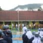 Bupati Lampung Barat, Parosil Mabsus saat menjadi pembina upacara mingguan di SMA Negeri 1 Liwa, Senin (21/4/2024), Foto: Iwan/NK.