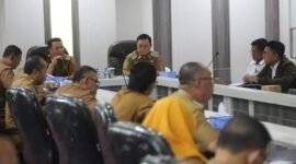 Bupati dan wakil bupati Lampung Barat saat menggelar rapat dengan pimpinan perusahaan dan perbankan milik pemerintah dan swasta, Senin (21/4/2025), Foto: Iwan/NK.