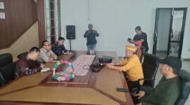 AMP saat menyambangi KPU Daerah setempat, Senin (21/4/2025), Foto: Soheh/NK.