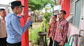 Bupati Lampung Selatan, Radityo Egi Pratama saat melakukan sidak di UPTD Puskesmas Hajimena, senin (21/4/2025), Foto: Eko/NK.