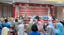Pemkab Lampung Selatan saat menggelar apel peringatan Hari Kartini Tahun 2025 di Aula Rajabasa, Kantor Bupati setempat, Senin (21/4/2025), Foto: Eko/NK.