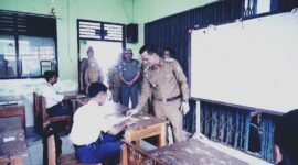 Bupati Pringsewu, Riyanto Pamungkas saat mengunjungi SMPN 2 Pringsewu, Senin (21/4/2025), Foto: Reza/NK.