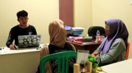 Polres Pringsewu saat sedang melakukan pemeriksaan terhadap pelaku dan saksi, Senin (21/4/2025), Foto: Reza/NK.