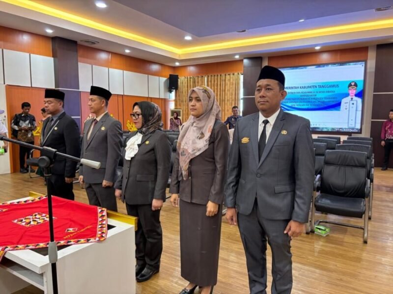 Pelantikan lima pejabat administrator di lingkungan Pemkab Tanggamus, Jumat (25/4/2025), Foto: Arj/NK.
