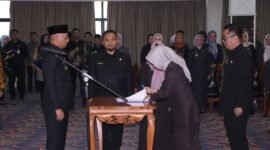 Rahmad Mirzani Djausal saat melantik pejabat administrator di Balai Keratun Lantai 3, Jumat (25/4/2025), Foto: Diskominfotik Provinsi Lampung.