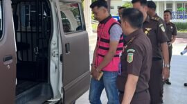 Tersangka G.K. saat diringkus Kejari Pringsewu, Senin (28/4/2025), Foto: Reza/NK.