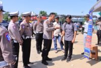 Polres Pringsewu saat memberi edukasi kepada masyarakat terkait pemutihan pajak kendaraan, Senin (28/4/2025), Foto: Reza/NK.