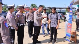 Polres Pringsewu saat memberi edukasi kepada masyarakat terkait pemutihan pajak kendaraan, Senin (28/4/2025), Foto: Reza/NK.