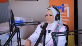 Ketua Dekranasda Provinsi Lampung, Purnama Wulan Sari Mirza saat menjadi narasumber pada Podcast bersama RRI Lampung, Senin (28/4/2025), Foto: Diskominfotik Provinsi Lampung.