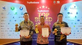 Riyanto Pamungkas saat menerima penghargaan TOP Pembina BUMD 2025, Selasa (29/4/2025), Foto: Reza/NK.