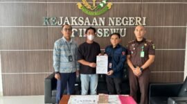 Kejari Pringsewu saat menerima titipan pengembalian kerugian keuangan negara, Rabu (16/4/2025), Foto: Reza/NK.