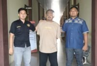 AS (tengah) pelaku pengeroyokan terhadap Kepala Pekon Way Manak, Foto: Reza/NK.