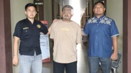 AS (tengah) pelaku pengeroyokan terhadap Kepala Pekon Way Manak, Foto: Reza/NK.