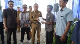 Riyanto Pamungkas saat menyerahkan bantuan sosial Rutilahu secara simbolis di halaman Bank Lampung cabang Pringsewu, Senin (5/5/2025), Foto: Reza/NK.