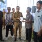 Riyanto Pamungkas saat menyerahkan bantuan sosial Rutilahu secara simbolis di halaman Bank Lampung cabang Pringsewu, Senin (5/5/2025), Foto: Reza/NK.
