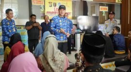 Novriwan Jaya saat meninjau langsung layanan pemutihan pajak kendaraan di Kantor Samsat Tubaba, Senin (5/5/2025), Foto: Arie/NK.