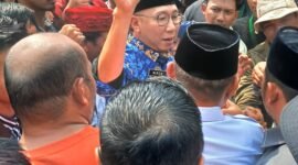 Rahmat Mirzani Djausal bersama massa yang melakukan aksi di halaman Kantor Gubernur Lampung, Foto: Istimewa.