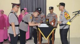Sertijab enam pejabat strategis Polres Pringsewu di halaman Mapolres setempat, Rabu (7/5/2025), Foto: Reza/NK.
