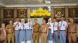 Parosil Mabsus saat memberikan dukungan kepada enam siswa yang akan berangkat mengikuti seleksi Paskibraka tingkat Provinsi Lampung, Foto: Iwan/NK.