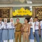 Parosil Mabsus saat memberikan dukungan kepada enam siswa yang akan berangkat mengikuti seleksi Paskibraka tingkat Provinsi Lampung, Foto: Iwan/NK.