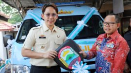 Bupati Lampung Selatan saat menyerahkan hibah mobil samsat keliling, Kamis (8/5/2025), Foto: Eko/NK.