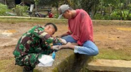 Tim Kesehatan TMMD saat membantu mengobati warga Pekon Pemerihan, Foto: Ist.