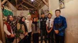 Mensos saat mendatangi rumah salah satu calon siswa Sekolah Rakyat, Foto: Diskominfotik Provinsi Lampung.