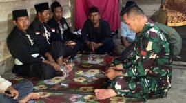 Satgas TMMD saat menghadiri takziah di rumah warga yang meninggal dunia, Foto: Ist.