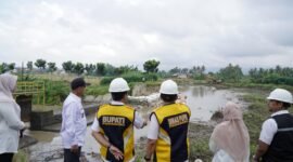 Bupati Pringsewu bersama Dinas PUPR meninjau langsung perbaikan Bendungan Widara Payung, Rabu (14/5/2025), Foto: Reza/NK.