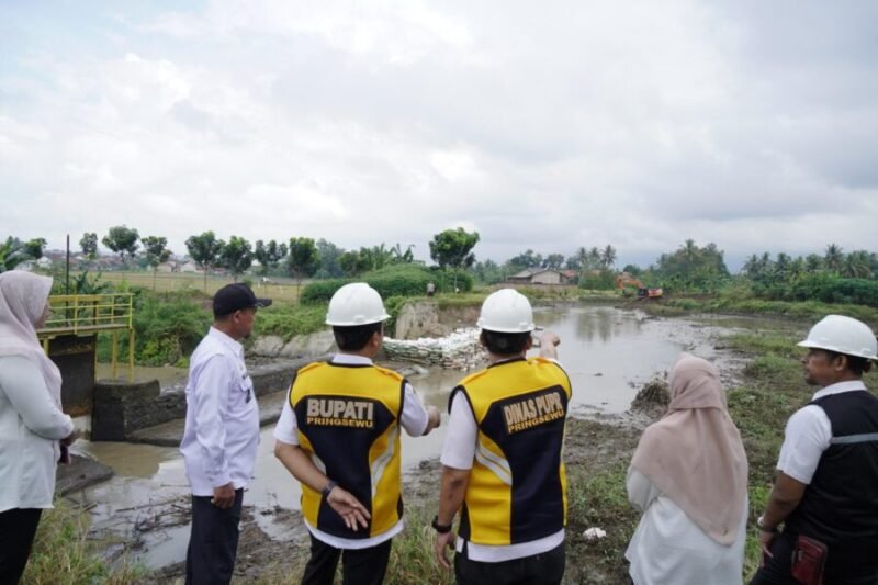 Bupati Pringsewu bersama Dinas PUPR meninjau langsung perbaikan Bendungan Widara Payung, Rabu (14/5/2025), Foto: Reza/NK.