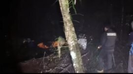 Satgas BPBD Lampung Barat saat mengevakuasi jenazah diduga Pendaki Gunung Pesagi, Kamis (15/5/2025), Foto: Iwan/NK.