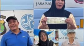 Senyum sumringah warga Lampung Selatan yang merasa dimudahkan berkat adanya samsat keliling, Foto: Eko/NK.