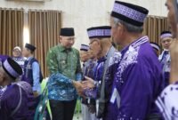 Gubernur Lampung bersama calon jamaah haji, Minggu (18/5/2025), Foto: Ist.