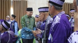 Gubernur Lampung bersama calon jamaah haji, Minggu (18/5/2025), Foto: Ist.