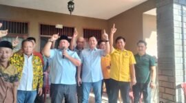 Aries Sandi saat bersilaturahmi dengan simpatisannya di Desa Padang Ratu, Kecamatan Gedongtataan, Senin (19/5/2025), Foto: Soheh/NK.