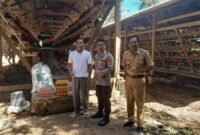 Perwira Unit Binmas Polsek Sukoharjo, bersama Kepala Pekon melakukan kunjungan ke peternakan ayam di Pekon Panggungrejo, Selasa (20/5/2025), Foto: Reza/NK.