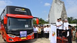 Bupati Tubaba saat melepas rombongan calon jamaah haji, Rabu (21/5/2025), Foto: Arie/NK.