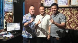 Calon Bupati Pesawaran, Supriyanto saat bersilaturahmi dengan mantan Bupati Tulang Bawang, Abdurachman Sarbini (Mance), Rabu (21/5/2025), Foto: Reza/NK.