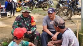 Sertu Mawardi saat menjalin komunikasi dengan warga di Pekon Pemerihan, Minggu (25/5/2025), Foto: Ist.